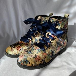 🎉HP🎉 Dirty Laundry Velvet printed floral boots
